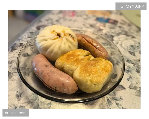王楚钦随手晒早餐，摆得像五星酒店自助，我的微波炉被当场羞辱