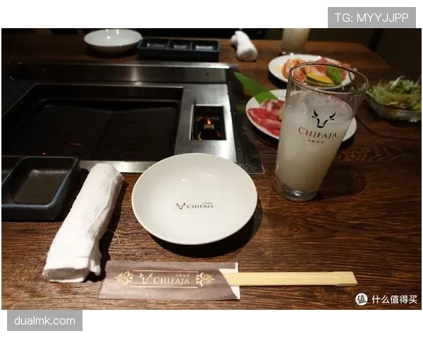 菲利克斯穿拖鞋进米其林点菜，隔壁桌的人都开始刷手机